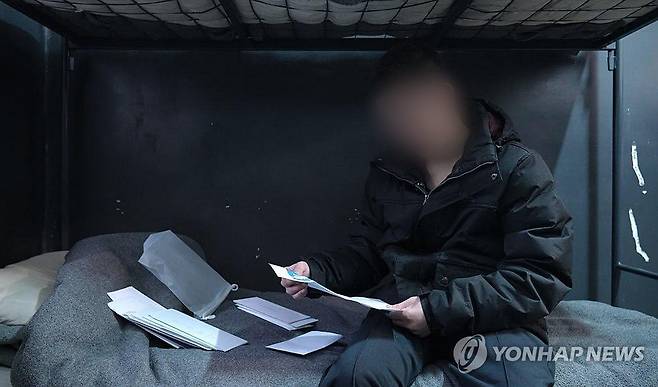 우크라이나군에 생포된 북한군 포로 (서울=연합뉴스) 우크라이나군에 생포된 북한군 포로 백모씨와 리모씨가 28일(현지시간) 우크라이나 내 포로수용소에서 김영미PD와 접견하고 있다. 2025.10.31 [겨레얼통일연대 제공. 재판매 및 DB금지] photo@yna.co.kr