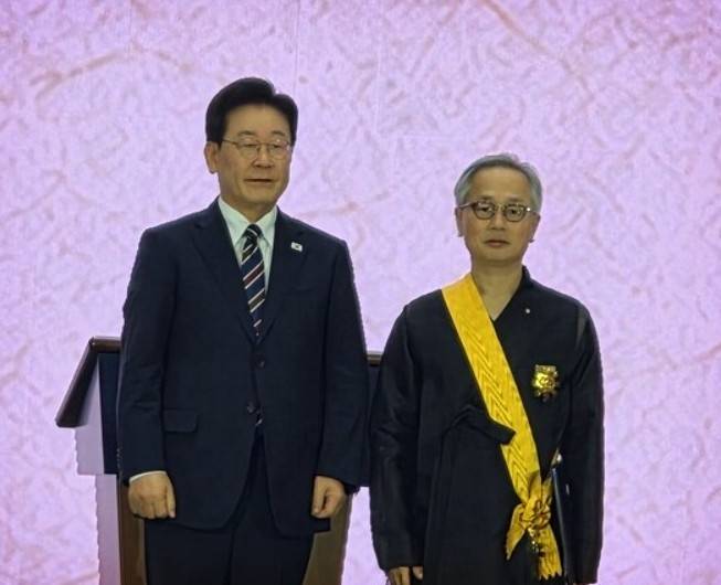 무궁화장에 하경서 카이사그룹 회장 세계한인의날 기념식에서 무궁화장을 받은 하경서 카이사그룹 회장(좌측)과 이재명 대통령. [동포청 제공]