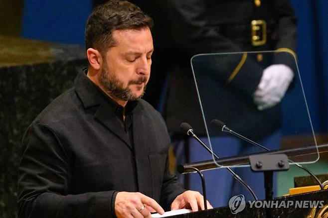 지난 23일(현지시간) 미국 뉴욕 유엔 총회장 연단에 선 볼로디미르 젤렌스키 우크라이나 대통령 [게티이미지/AFP=연합뉴스 자료사진. 재판매 및 DB 금지]