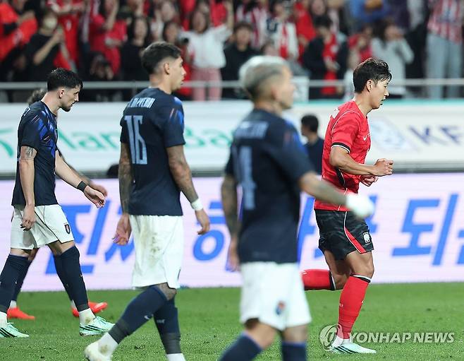 손흥민 추격골 (서울=연합뉴스) 신준희 기자 = 28일 서울월드컵경기장에서 열린 축구 대한민국과 우루과이의 평가전.
    한국 주장 손흥민이 득점을 한 뒤 서둘러 센터서클로 향하고 있다. 2026.9.28 hama@yna.co.kr