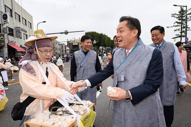 이재준 수원특례시장이 지난해 수원화성문화제와 정조대왕능행차에 참여해 인사를 나누고 있다.&nbsp;/사진제공=수원특례시