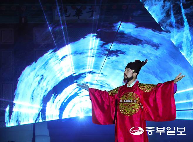 29일 오후 수원시 화성행궁에서 진행된 제63회 수원화성문화제 프레스데이에서 야화 1장 공연이 진행되고 있다. 임채운기자