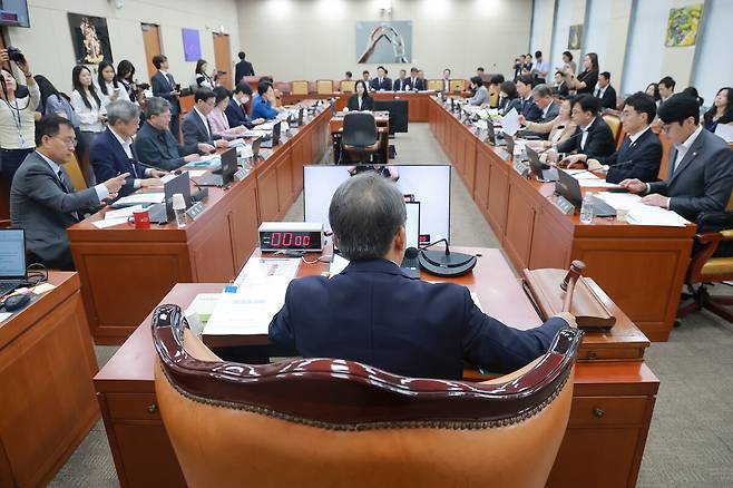 15일 국회 과학기술정보방송통신위원회 전체회의에서 위원장인 더불어민주당 송기헌 의원이 국정감사 계획서 채택의 건을 상정하고 있다. 연합뉴스