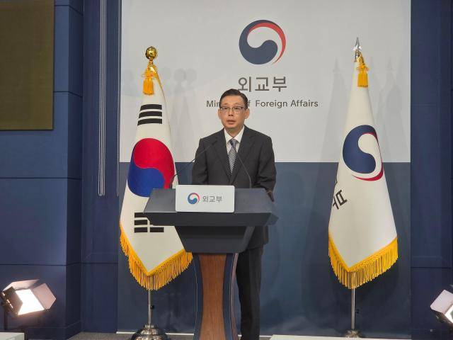 박두순 외교부 대변인이 29일 서울 외교부 청사에서 열린 정례 브리핑에서 북한군 포로 한국행 비공개 합의와 관련한 정부 입장을 밝히고 있다. 박세진 기자 = swatchsjp@ajupress.com