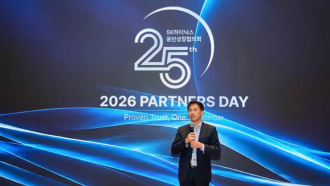 지난 28일 SK하이닉스가 '2026 파트너스데이'를 개최한 가운데, 곽노정 SK하이닉스 대표이사 사장이 참석자들에게 감사 인사를 전하고 있다.(사진=SK하이닉스)