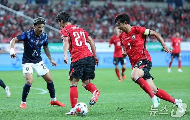 28일 서울 마포구 서울월드컵경기장에서 열린 축구 국가대표팀 평가전 대한민국과 우루과이의 경기, 대한민국 김민수가 손흥민에게 힐패스를 하고 있다. 2026.9.28 ⓒ 뉴스1 김성진 기자