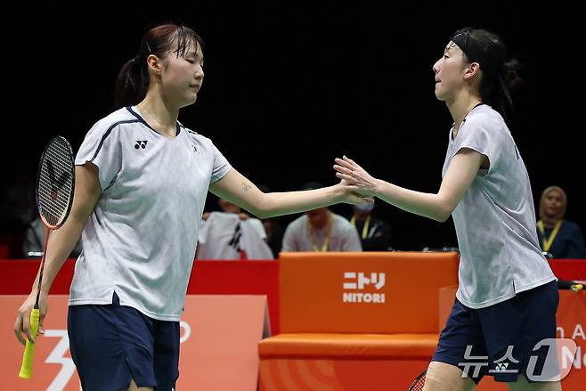 대한민국 이소희, 백하나가 29일 일본 이치노미야 시립체육관에서 열린 2026 아이치·나고야 아시안게임 배드민턴 여자 복식 결승전 중국 탄닝, 류성수와의 경기에서 득점한 후 기뻐하고 있다. 2026.9.29 ⓒ 뉴스1 김도우 기자