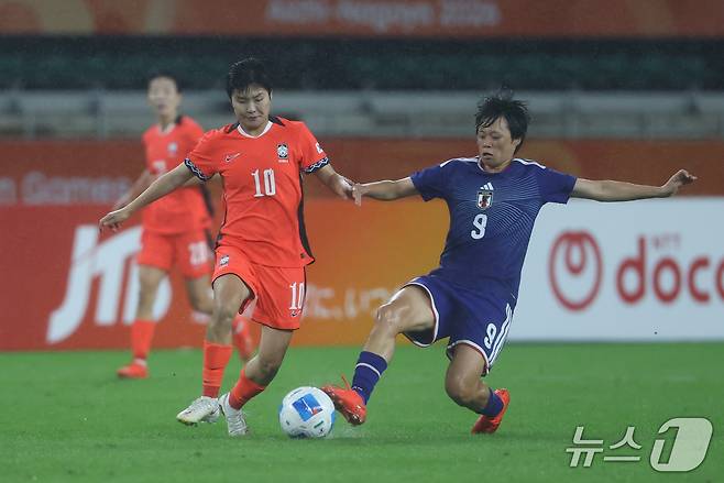 29일 오후 일본 시즈오카 스타디움 에코파에서 열린 2026 아이치·나고야 아시안게임 여자축구 4강전 대한민국과 일본의 경기, 대한민국 지소연이 드리볼 돌파를 하고 있다. 2026.9.29 ⓒ 뉴스1 김민지 기자