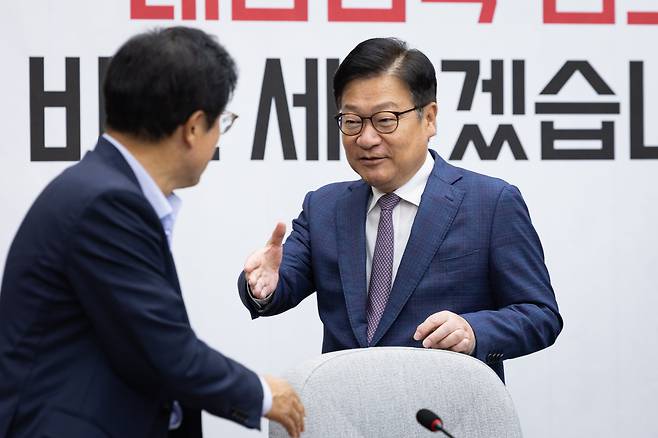 정점식 국민의힘 원내대표가 29일 서울 여의도 국회에서 열린 원내대책회의에 참석해 박형수 법제사법위원회 간사와 인사하고 있다. /뉴스1