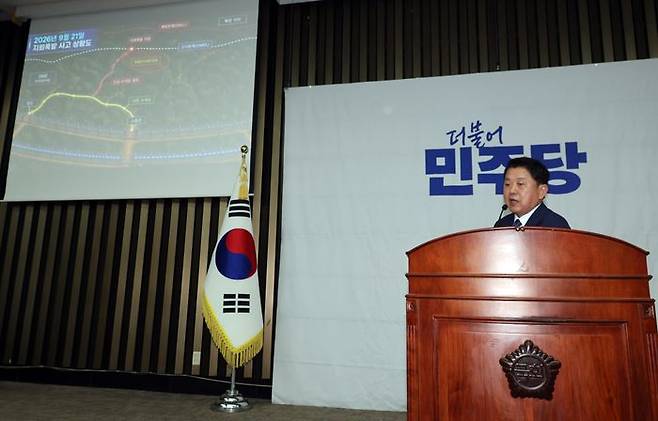29일 여의도 국회에서 열린 더불어민주당 의원총회에서 국회 국방위원회 여당 간사인 김병주 의원이 비무장지대(DMZ) 지뢰 폭발사고 관련 설명을 하고 있다.ⓒ뉴시스