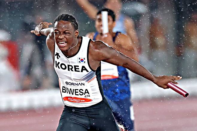28일 오후(현지 시간) 일본 나고야 미즈호 파크 육상경기장에서 열린 2026 아이치·나고야 아시안게임 육상 남자 400m 계주 결승, 한국 마지막 주자 비웨사 다니엘 가사마가 결승선을 통과하고 있다. 결과는 대한민국 3위. 2026.09.28 [나고야(일본)=뉴시스]