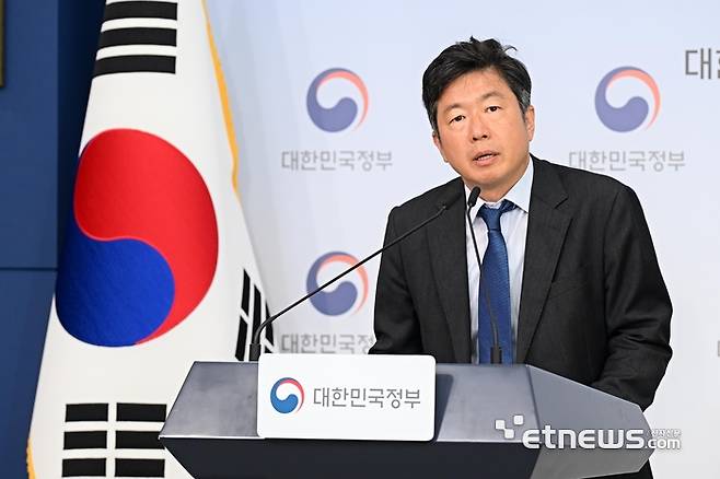 이재식 기후에너지환경부 전력망정책관이 29일 서울 종로구 정부서울청사에서 '2030년 재생에너지 100GW 수용을 위한 전력망 혁신대책'을 발표하고 있다.  이동근기자 foto@etnews.com