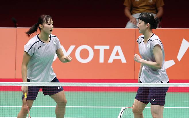 <yonhap photo-4393=""> 승부는 원점(이치노미야[일본]=연합뉴스) 임화영 기자 = 29일 일본 아이치현 이치노미야 시립체육관에서 열린 2026 아이치·나고야 아시안게임 배드민턴 여자 복식 결승 대한민국 이소희-백하나와 중국 류성수-탄닝의 경기. 이소희-백하나가 2세트를 따낸 뒤 대화하고 있다. 2026.9.29hwayoung7@yna.co.kr/2026-09-29 13:58:49/<저작권자 ⓒ 1980~2026 ㈜연합뉴스. 무단 전재 재배포 금지, AI 학습 및 활용 금지></yonhap>
