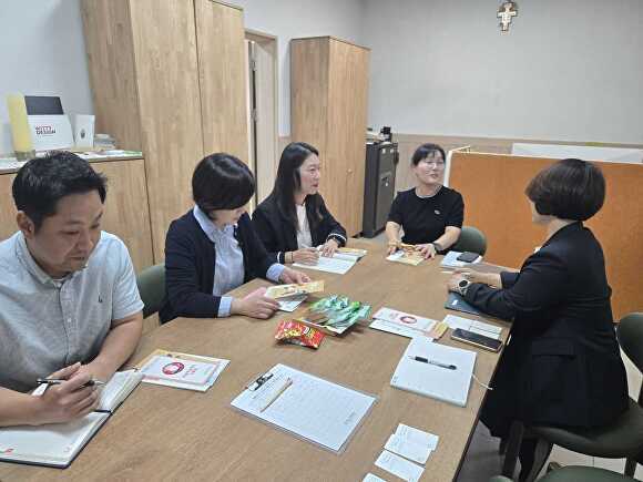 29일 장애인복지시설 ‘바다의 별’을 방문해 장애인의 의료서비스 이용 편의 증진과 지역사회 연계 강화를 위한 간담회을 하고 있다. [사진=경기도의료원 수원병원]