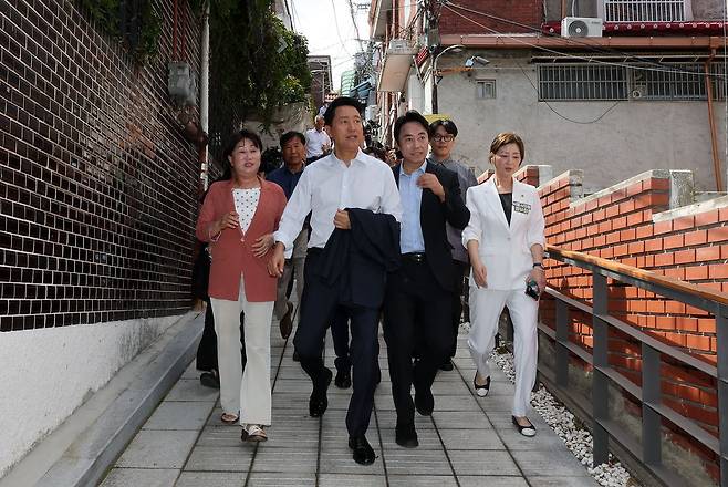 김경대 용산구청장(오른쪽에서 세 번째)이 오세훈 서울시장과 서울 용산구 서계·청파동 정비사업 현장을 점검을 하고 있다. [뉴스1]