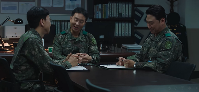 ENA 드라마 <신병 4: 사보타주>에서 신화부대 대대장 ‘변혁진’(왼쪽·이현균)과 2중대장 ‘조백호’(오른쪽·오대환)는 악역일 듯 하다가 실제에서 보기 힘든 좋은 간부의 모습을 보여준다.  유튜브 캡처