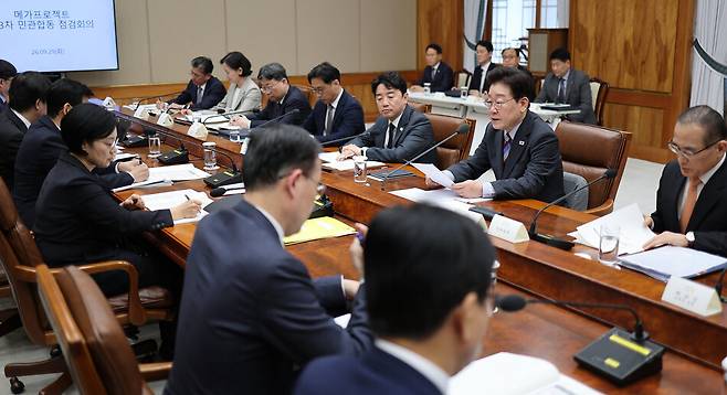 이재명 대통령이 29일 청와대에서 메가프로젝트 제3차 민관합동 점검회의를 주재하고 있다. 연합뉴스