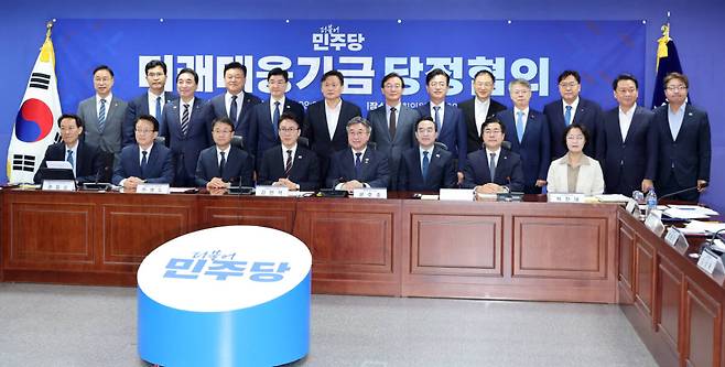더불어민주당 김민석 대표가 29일 국회 의원회관에서 열린 미래대응기금 당정협의에서 참석자들과 함께 기념 촬영을 하고 있다. 연합뉴스