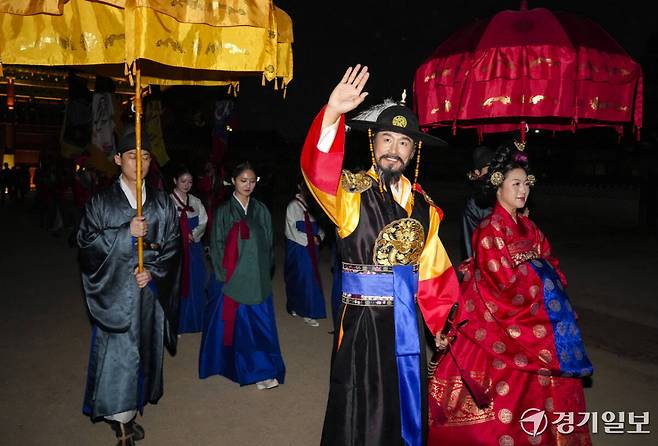 29일 오후 수원특례시 팔달구 화성행궁에서 열린 '제63회 수원화성문화제 프레스데이'에서 정조대왕 능행차 미니 거둥행렬이 진행되고 있다. 홍기웅기자