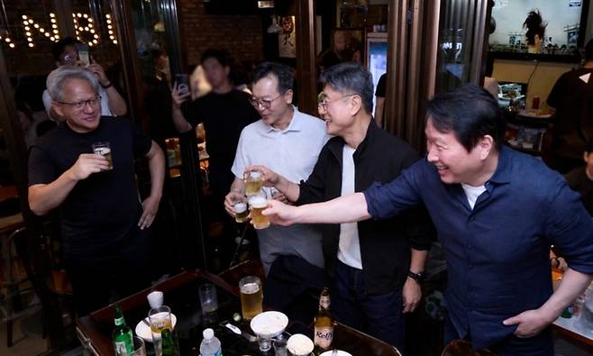 최태원 SK그룹 회장과 젠슨 황 엔비디아 최고경영자(CEO)가 지난 7일 오후 서울 강남구 깐부치킨 삼성점에서 양사 임직원들과 ‘치맥 회동’을 하고 있다. 2026. 6. 7 [뉴스1]