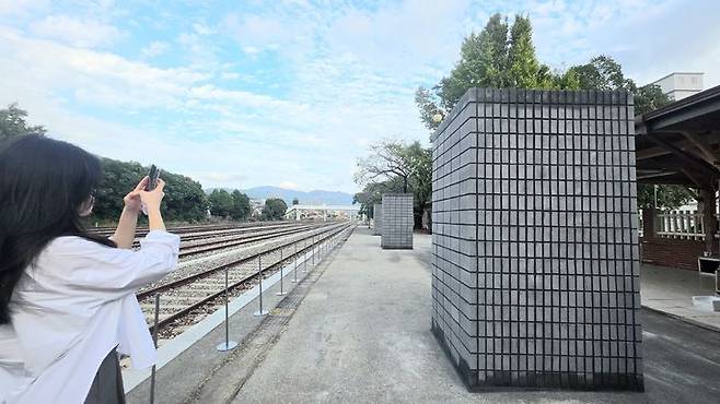 [사진=박현주 미술전문 기자]&nbsp;29일 경남 창원 옛 진해역 철길 옆에 김수자의 신작 ‘연역적 오브제-더 그리드’(2026)가 설치돼 있다. 2026.09.29.&nbsp;hyun@newsis.com&nbsp; *재판매 및 DB 금지