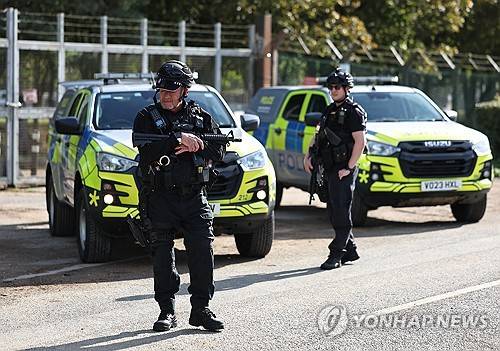페어퍼드 공군기지 앞 경찰관 [EPA=연합뉴스 제공]