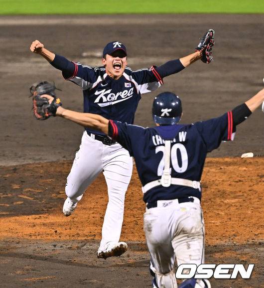 [OSEN=도요하시(일본), 박준형 기자] 한국야구가 우여곡절 끝 아시안게임 5회 연속 금메달을 해냈다. 류지현 감독이 이끄는 한국 야구대표팀은 27일 일본 아이치현 도요하시 시민구장에서 열린 2026 아이치-나고야 아시안게임 일본과 결승전에서 3-1로 승리했다.금메달 확정 후 박영현과 조형우가 기뻐하고 있다.  2026.09.27 / soul1014@osen.co.kr