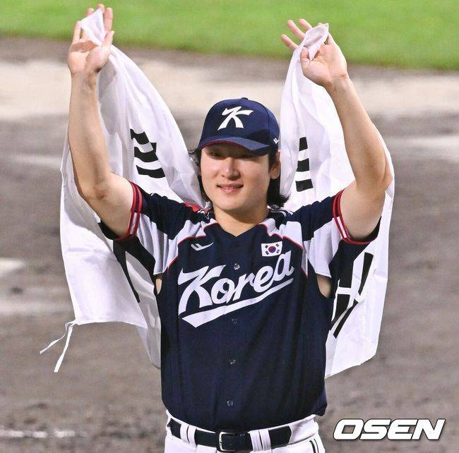 [OSEN=도요하시(일본), 박준형 기자]금메달 확정 후 곽빈이 태극기를 두르고 인사하고 있다.   2026.09.27 / soul1014@osen.co.kr