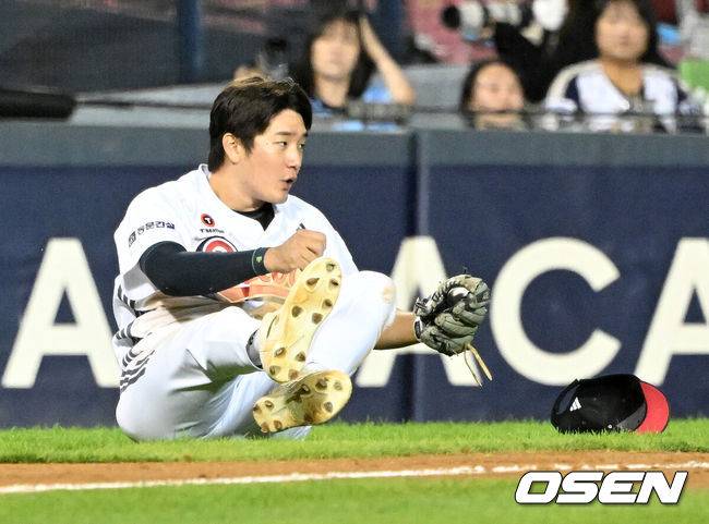 [OSEN=잠실, 이대선 기자] 두산은 29일 잠실야구장에서 열린 NC와 경기에서 5-2로 승리했다.두산은 이날 승리로 68승 5무 63패가 되며 5위를 지켰다.  NC는 2연패에 빠졌다.9회초 2사 만루에서 두산 안재석이 NC 천재환을 플라이로 처리하고 있다. 2026.09.29 /sunday@osen.co.kr