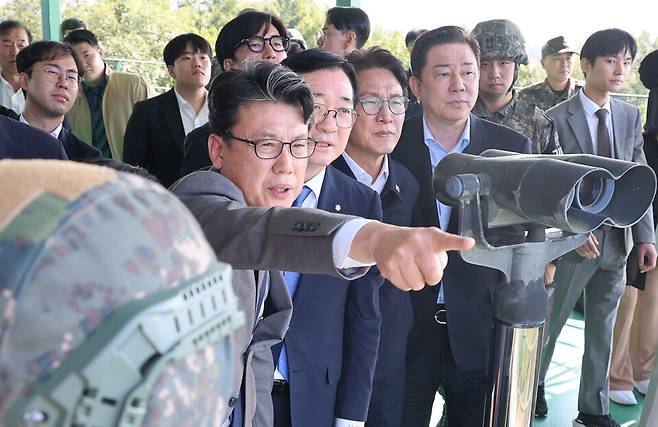 더불어민주당과 개혁신당 소속 국회 국방위원들이 28일 지뢰 추정 폭발 사고에 대한 현장 조사를 위해 육군 25사단을 방문했다. 국방위원들이 전망대에서 사고 현장과 주변 지역을 살펴보고 있다. (왼쪽부터) 진성준 국방위원장, 더불어민주당 민홍철 의원, 김민석 대표, 무소속 김병기 의원. ⓒ연합뉴스