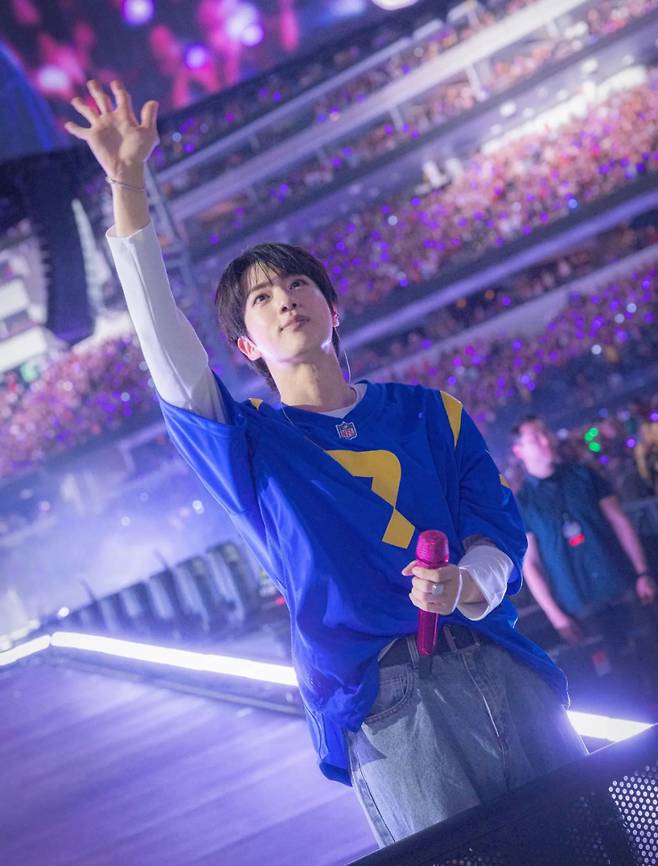 방탄소년단 진, 아이돌픽 71주 연속 1위..위클리 최다 득표 '전 부문 통합 1위'