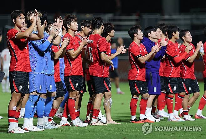 박수치는 한국 선수단 (나고야=연합뉴스) 김성민 기자 = 25일 일본 나고야 미즈호 공원 럭비경기장에서 열린 2026 아이치·나고야 아시안게임 남자 축구 8강 한국과 베트남의 경기. 4-0으로 승리를 거둔 한국 선수들이 팬들에게 인사하고 있다. 2026.9.25 ksm7976@yna.co.kr