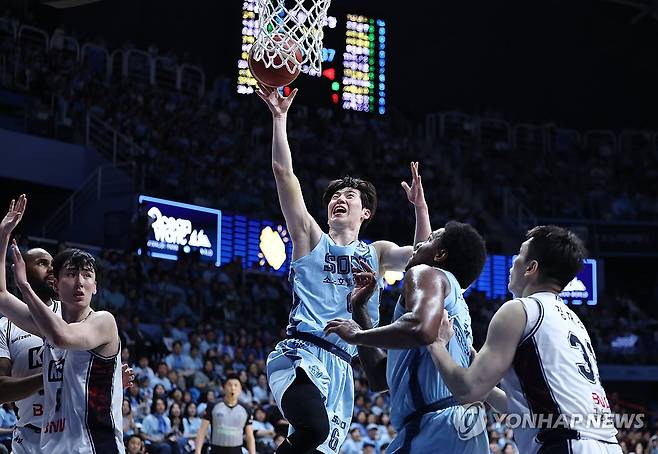 슛하는 이정현 (고양=연합뉴스) 윤동진 기자 = 13일 고양소노아레나에서 열린 2025-2026 KBL 플레이오프 챔피언 결정전 고양 소노 스카이거너스 대 부산 KCC 이지스 5차전 경기. 고양 소노 이정현이 슛을 하고 있다. 2026.5.13 mon@yna.co.kr