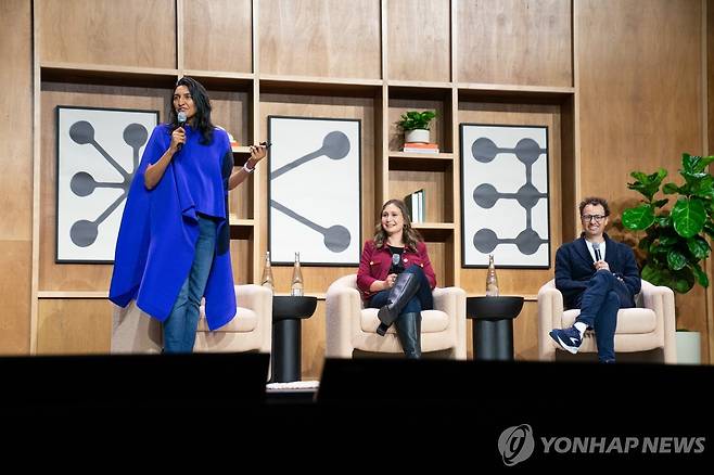 다니엘라 아모데이(가운데)·다리오 아모데이 [AP=연합뉴스 자료사진. 재판매 및 DB 금지]