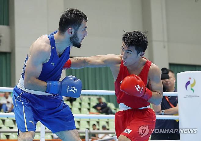 펀치 날리는 장동환 (니시오[일본]=연합뉴스) 김성민 기자 = 29일 일본 아이치현 니시오의 니시오 체육관에서 열린 2026 아이치·나고야 아시안게임 복싱 남자 60㎏급 준결승 한국 장동환이 타지키스탄 아크말 우바이도프를 상대하고 있다 2026.9.29 ksm7976@yna.co.kr