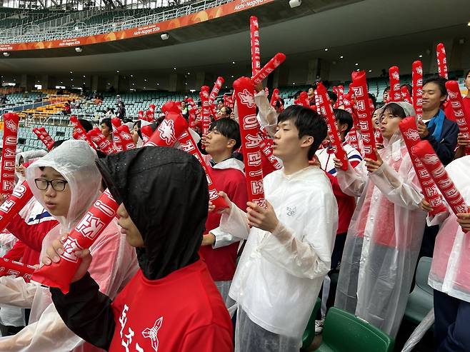 "필승조선" (후쿠로이[일본]=연합뉴스) 전명훈 기자 = 29일 시즈오카현 후쿠로이의 시즈오카 스타디움 에코파에서 열린 2026 아이치·나고야 아시안게임 추국 여자 4강전에서 재일 조선인 응원단이 북한을 응원하고 있다. 2026.9.29. id@yna.co.kr