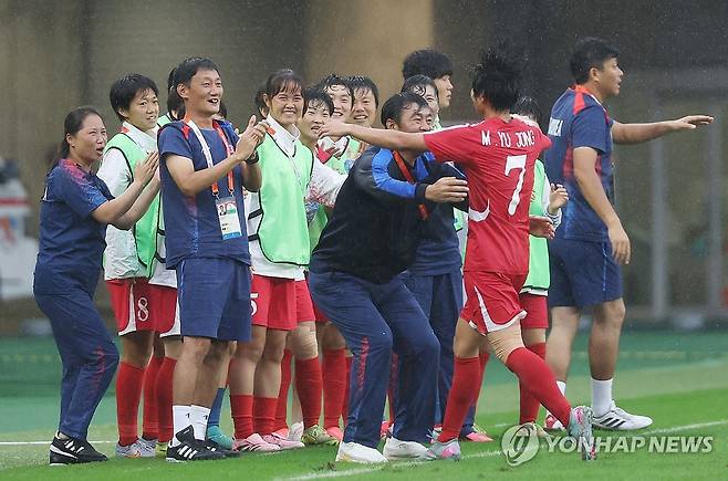 감독 품에 안긴 명유정 (후쿠로이[일본]=연합뉴스) 이동해 기자 = 29일 일본 시즈오카현 후쿠로이의 시즈오카 스타디움 에코파에서 열린 2026 아이치·나고야 아시안게임 여자 축구 준결승 북한과 중국의 경기. 
    북한 명유정이 골을 성공시키고 박성진 감독과 포옹하고 있다. 2026.9.29 eastsea@yna.co.kr
