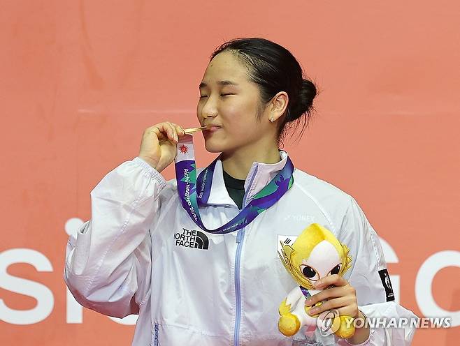 금빛 키스 (이치노미야[일본]=연합뉴스) 서대연 기자 = 29일 일본 아이치현 이치노미야 시립체육관에서 열린 2026 아이치·나고야 아시안게임 배드민턴 여자 단식 결승에서 금메달을 획득한 대한민국 안세영이 메달에 키스하고 있다.  2026.9.29 dwise@yna.co.kr