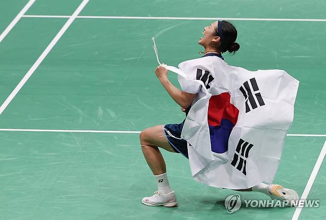 금빛 대관식 (이치노미야[일본]=연합뉴스) 임화영 기자 = 29일 일본 아이치현 이치노미야 시립체육관에서 열린 2026 아이치·나고야 아시안게임 배드민턴 여자 단식 결승 대한민국 안세영과 일본 야마구치 아카네의 경기. 
    승리를 거두며 2022 항저우 대회에 이어 2회 연속 여자 단식 정상을 지켜낸 안세영이 태극기를 두르고 환호하고 있다.  2026.9.29 hwayoung7@yna.co.kr