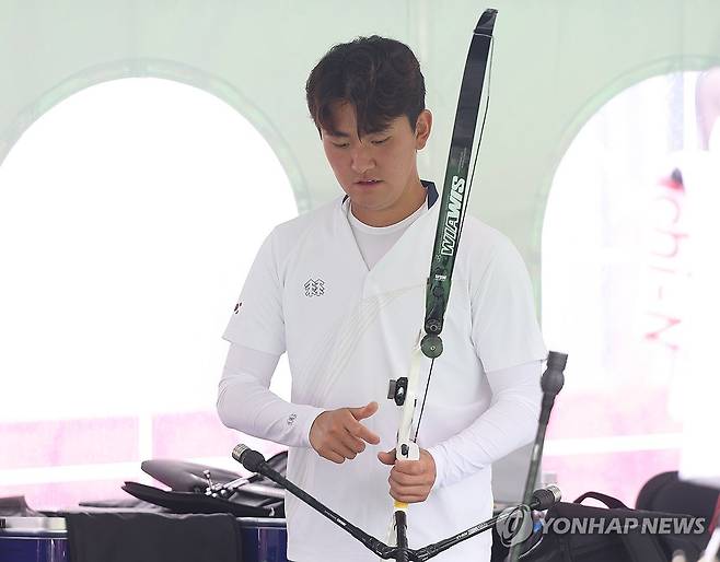 활 만지는 김제덕 (오카자키[일본]=연합뉴스) 김동민 기자 = 29일 일본 아이치현 오카자키 중앙종합공원 다목적광장에서 열린 2026 아이치·나고야 아시안게임 양궁 남자 리커브 개인전 16강 한국 김제덕과 인도 니라지 차우한의 경기. 경기에 패한 김제덕이 활을 만지고 있다. 2026.9.29 image@yna.co.kr