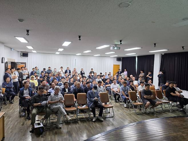 30일 동해시 북평동 행정복지센터 2층 강당에서 열린 동해 AI데이터센터 전력 지중선로 공사 주민설명회에 100여명의 시민들이 참석해 성황을 이뤘다.
