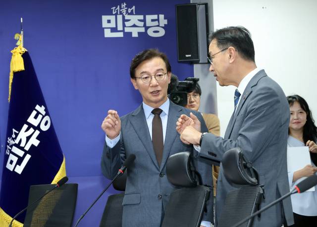 전재수 부산광역시장(왼쪽)과 위성곤 제주특별자치도지사가 지난 29일 국회 의원회관에서 열린 미래대응기금 당정협의에서 얘기를 나누고 있다. 연합뉴스