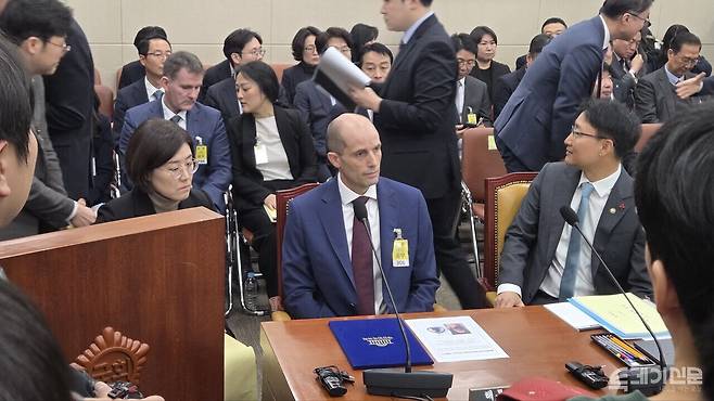 지난해 12월 30일 국회 과학기술정보방송통신위원회에서 열린 쿠팡 사태 연석 청문회에서 해롤드 로저스(가운데) 쿠팡 임시 대표가 증인석에 착석해 있다.&nbsp;ⓒ투데이신문