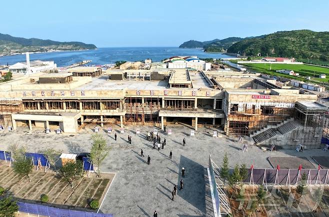 (평양 노동신문=뉴스1) = 김정은 북한 노동당 총비서가 지난해 7월 시찰한 함경남도 낙원군의 지방발전정책 대상 건설장. [국내에서만 사용가능. 재배포 금지. DB 금지. For Use Only in the Republic of Korea. Redistribution Prohibited] rodongphoto@news1.kr