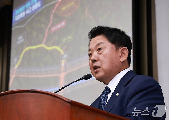 김병주 의원이 군사분계선 지뢰 사고 경위를 설명하는 사진