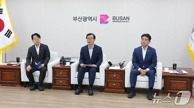 30일 시청 7층 의전실에서 진행된 '부산 발전 여야정 회의'에서 전재수 부산시장이 모두발언을 하고 있다.2026.9.30 ⓒ 뉴스1 이주현 기자