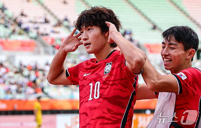 30일 오후 일본 오사카 나가이스타디움에서 열린 2026 아이치·나고야 아시안게임 남자축구 준결승 대한민국과 중국의 경기, 대한민국 배준호가 역전골을 넣고 기뻐하고 있다. 2026.9.30 ⓒ 뉴스1 김도우 기자