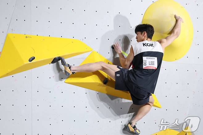 대한민국 이도현이 30일 일본 포트메세 나고야에서 열린 2026 아이치·나고야 아시안게임 클라이밍 남자 볼더링 결선에서 문제를 풀고 있다. 2026.9.30 ⓒ 뉴스1 안은나 기자