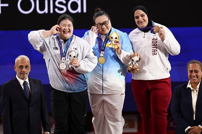 은메달 차지한 박혜정

    (나고야=연합뉴스) 윤동진 기자 = 29일 일본 아이치현 나고야 중소기업진흥회관에서 열린 2026 아이치·나고야 아시안게임 여자 역도 86㎏ 이상급 경기에서  인상 133㎏, 용상 167㎏, 합계 300㎏을 들어올려 은메달을 차지한 박혜정이 메달을 목에 걸고 활짝 웃고 있다.  2026.9.29

    mon@yna.co.kr

(끝)





<저작권자(c) 연합뉴스, 무단 전재-재배포, AI 학습 및 활용 금지>