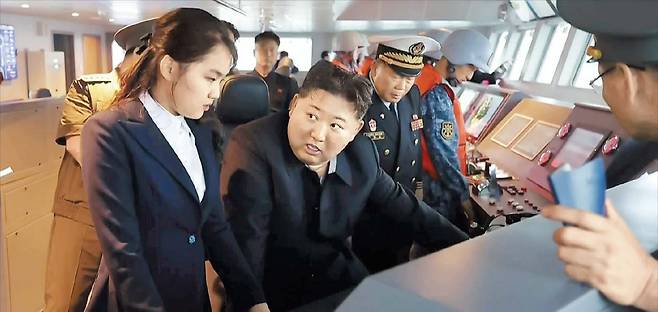 노동신문 뉴스1김정은, 딸 주애와 신형 구축함 승선 북한 김정은 국무위원장이 지난 4일 북한의 5000t급 구축함인 강건호에 딸 김주애와 함께 승선한 모습. 강건호는 지난해 김정은이 참석한 진수식 도중 좌초됐던 선박으로, 김정은은 이날 1만t급 구축함 건조 계획을 언급했다.